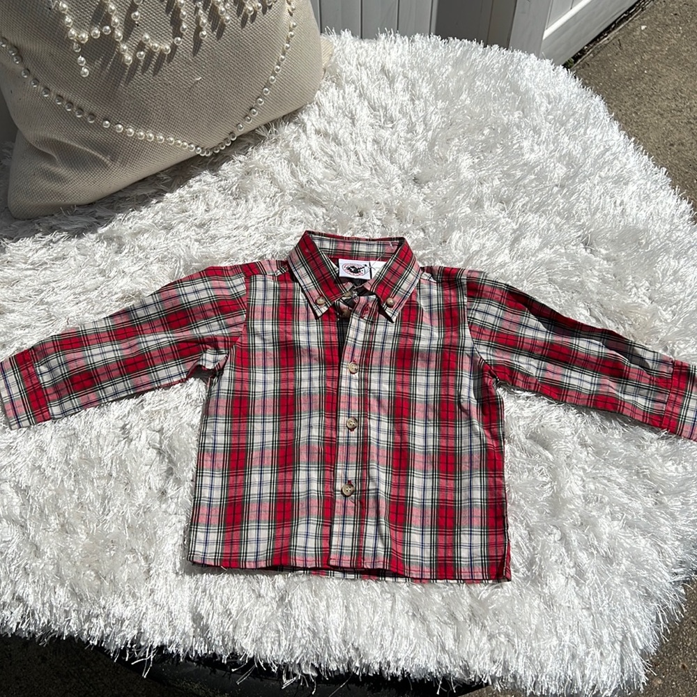 Good land size 18 months. Christmas T-shirt.